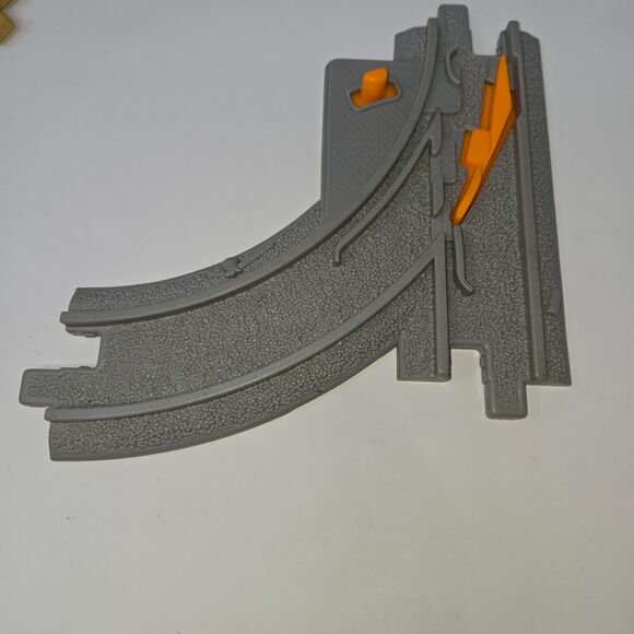 Fisher-Price GeoTrax Rail & Road Tracktown Railway 5 Track Pieces 1 Building - Picture 3 of 11